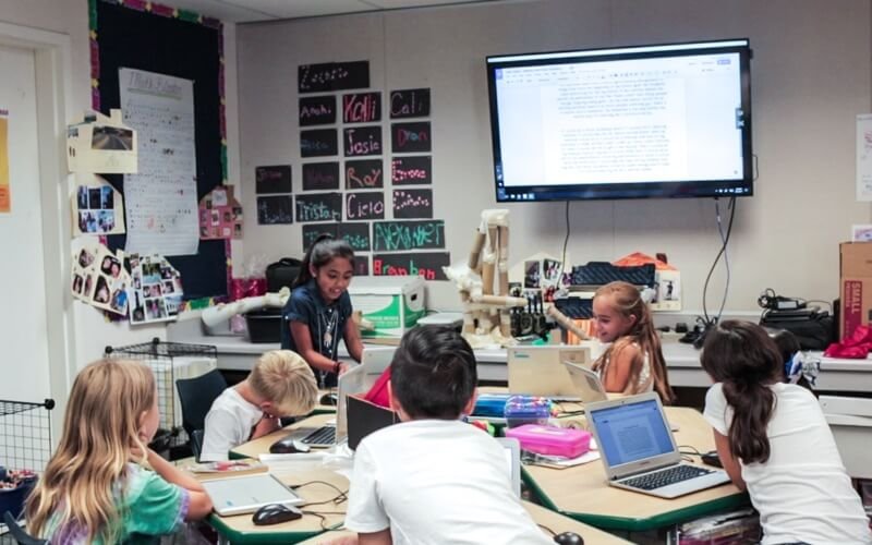 desert sands school district students collaborating with tech 2