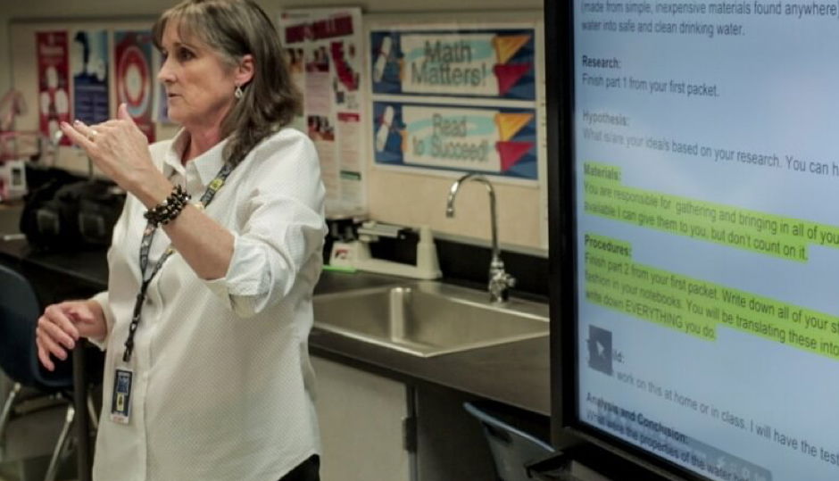 A teacher giving a lecture while using connecting wirelessly using Airtame